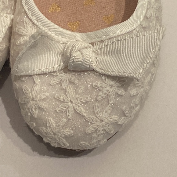 White sparkly toddler girls size 13 dress shoes nwt bow flowers - Picture 2 of 12